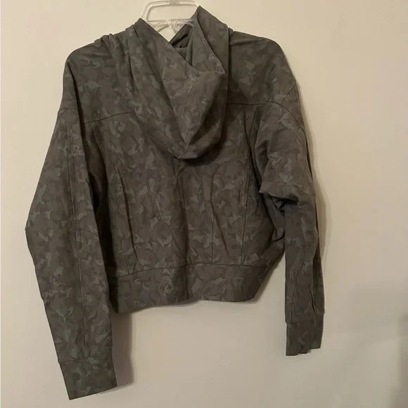 Athleta Printed Farallon Sweatshirt Size Medium Camo Olive NWT - Picture 4 of 10